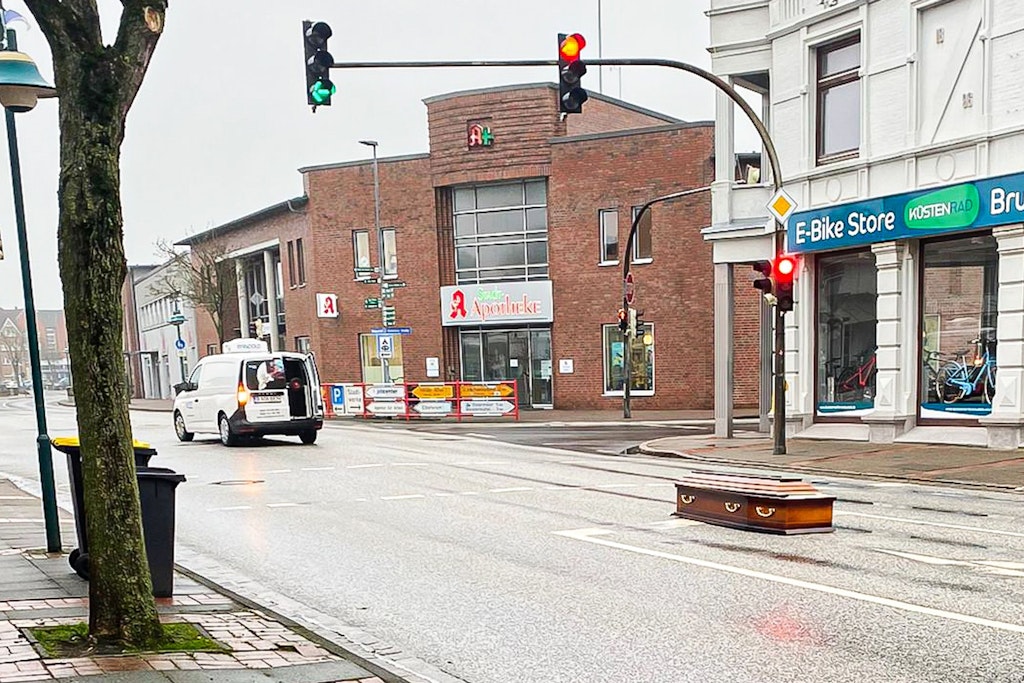 Brunsbüttel: Ein Sarg liegt auf einer Straße. 