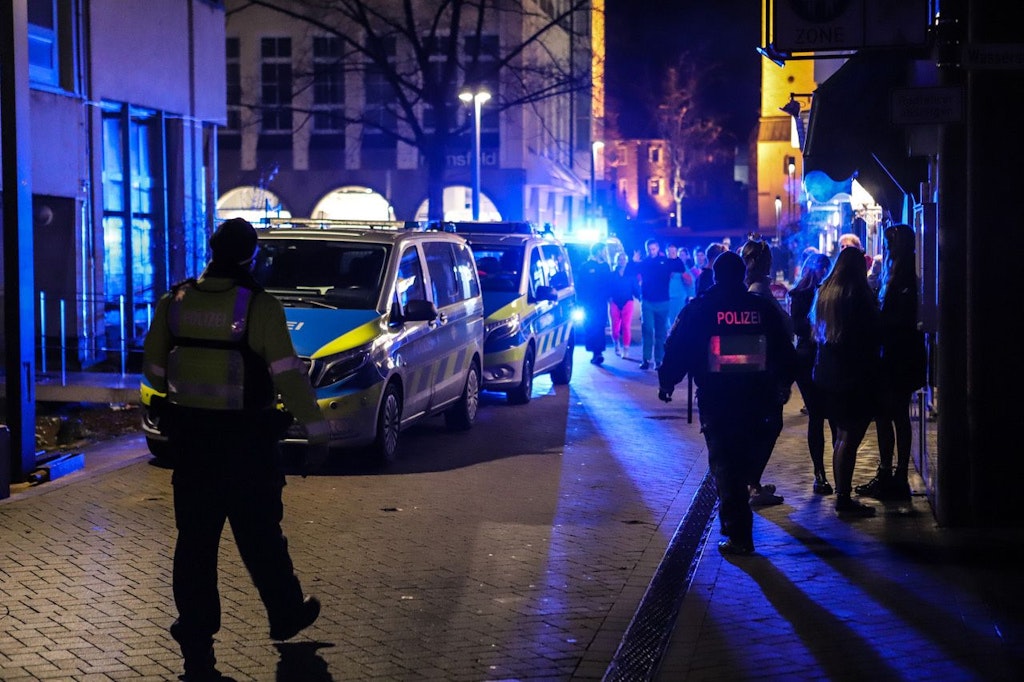 Zu einer Karnevalsfete in Menden im Sauerland rückte die Polizei am Samstagabend mit einem Großaufgebot aus, weil zu viele Menschen zeitgleich in das Festzelt drängten.