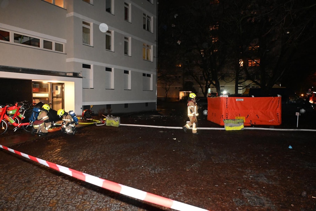 Das rote Sprungpolster vor dem Haus in der Franz-Künstler-Straße, auf dessen Kante der Mann auf der Flucht vor dem Feuer landete.
