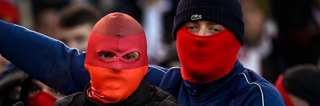 Hooligans haben in Gelsenkirchen Schalke-Fans überfallen und brutal niedergeschlagen. (Symbolbild)