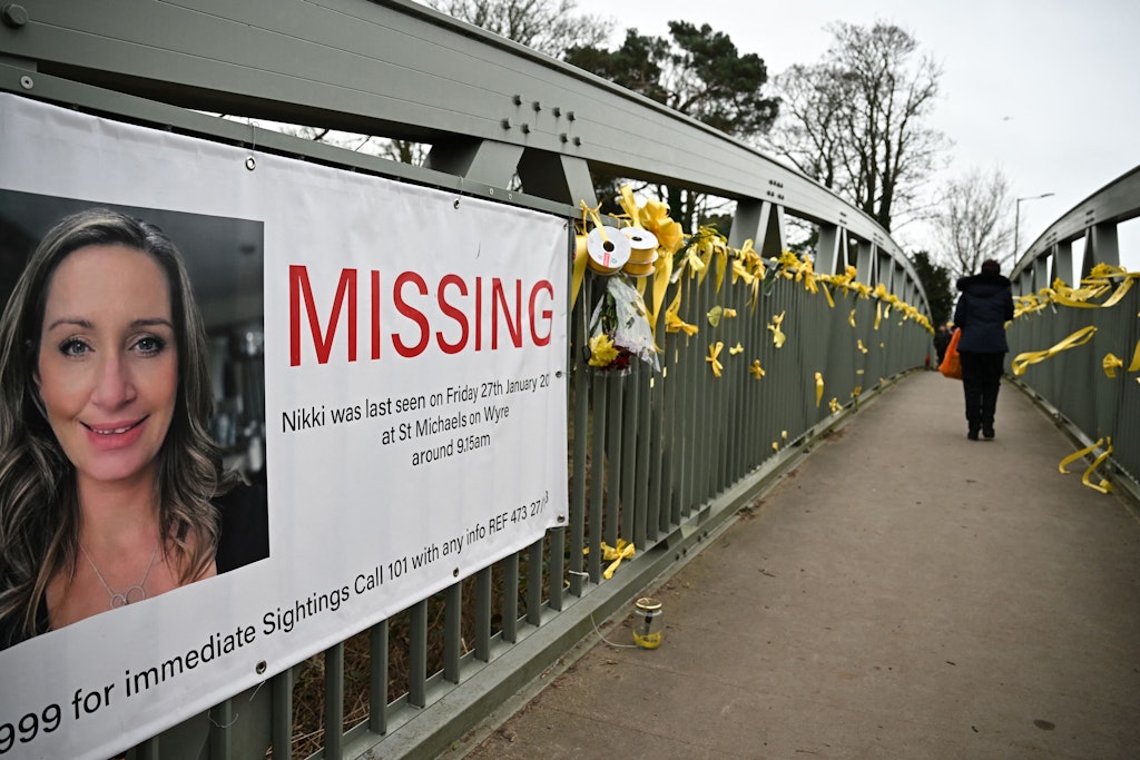 Aufv großen Plakaten wurde nach Nicola Bulley gesucht. Nun ist es traurige Gewissheit: Die Frau ist tot.