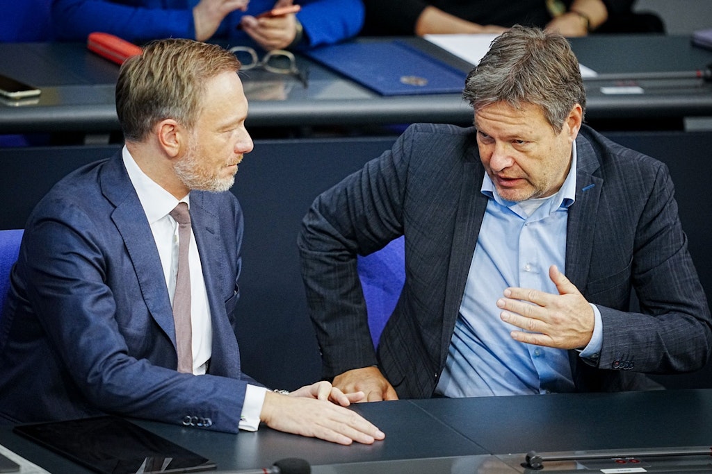 Keine Eintracht auf der Regierungsbank zwischen Finanzminister Christian Lindner (FDP, l.) und Wirtschaftsminister Robert Habeck (Grüne)
