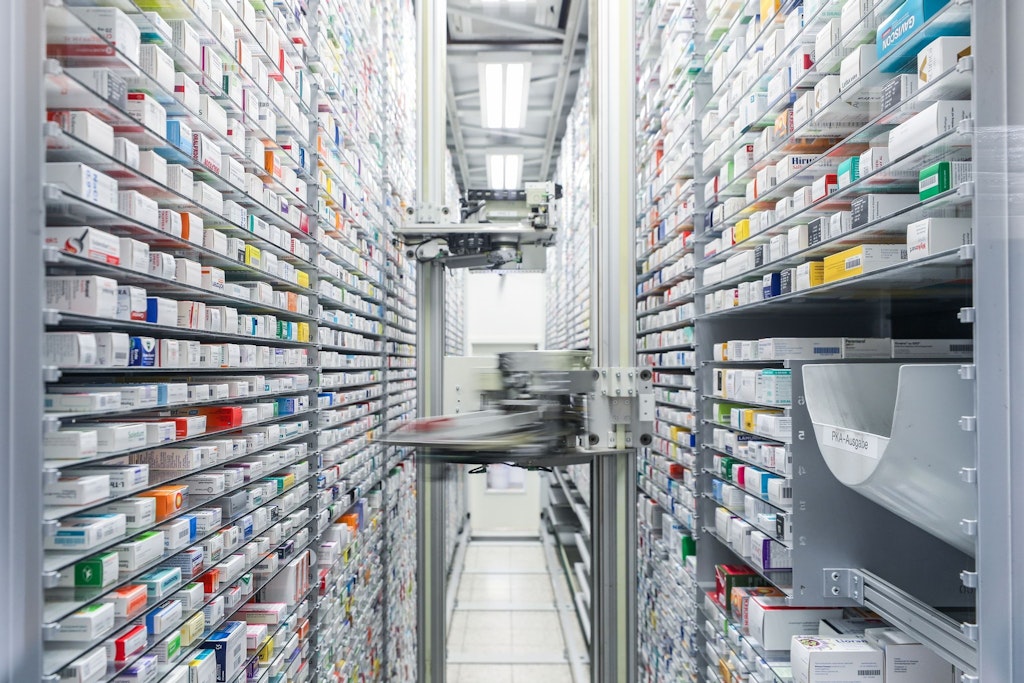 Massen an Medikamenten im automatisierten Lager einer Apotheke - und dennoch sind manche Präparate knapp.