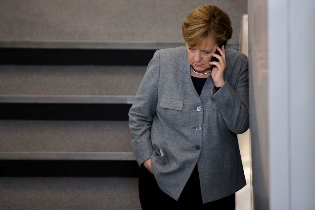Angela Merkel am Handy. (Archivbild)