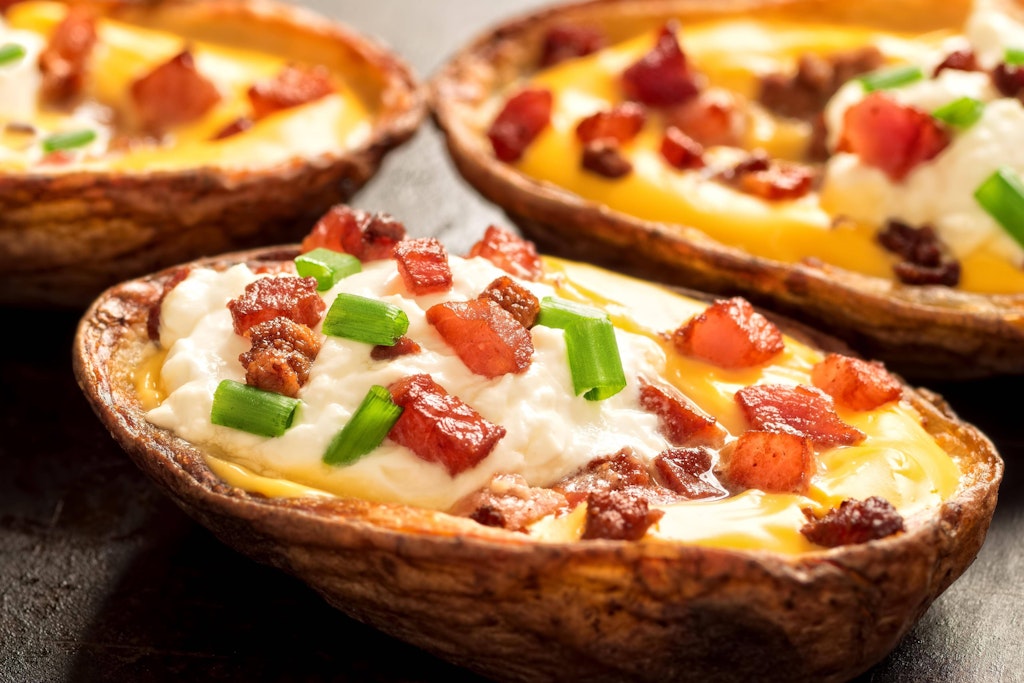 Einfach, lecker und genial: Potato Skins sind gefüllte Kartoffelhälften, hier mit Speck und Käse.