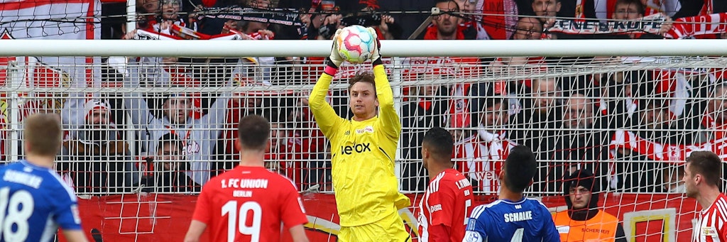 Viel Kampf, wenig Glanz herrschte beim Spiel des 1. FC Union gegen Schalke 04. Und die Torhüter wie hier Unions Frederik Rönnow hatten eigentlich wenig zu tun. 