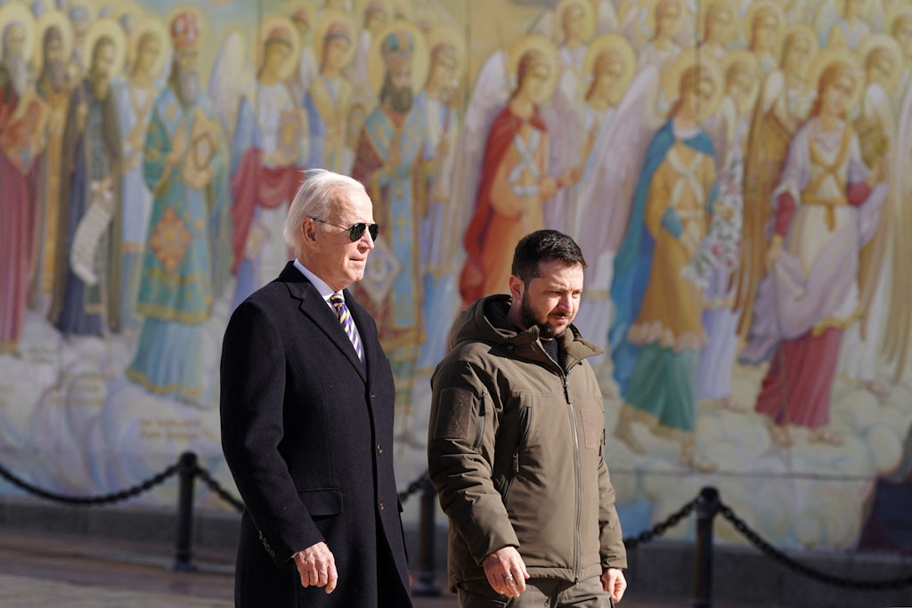 Biden besucht Selenskyj in Kiew. Hier gehen sie an einem Wandbild des St. Michaelklosters in der Innenstadt vorbei.