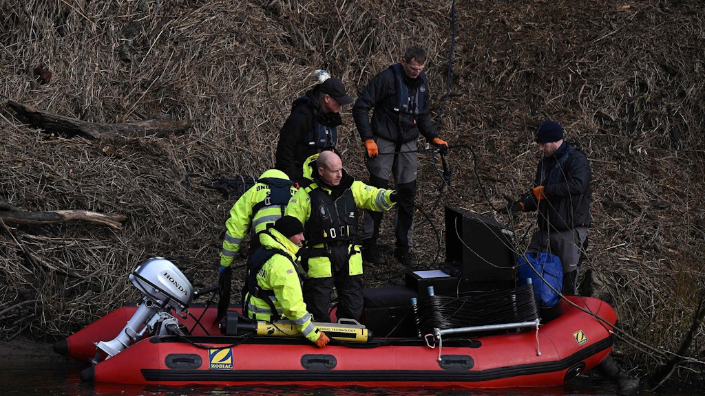 Polizisten suchten den Fluss ab, fanden am Wochenende die Frauenleiche.