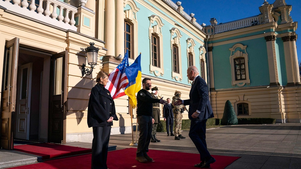 Wolodymyr Selenskyj begrüßt Joe Biden vor dem Marienpalast, dem zeremoniellen Sitz des ukrainischen Präsidenten in Kiew.