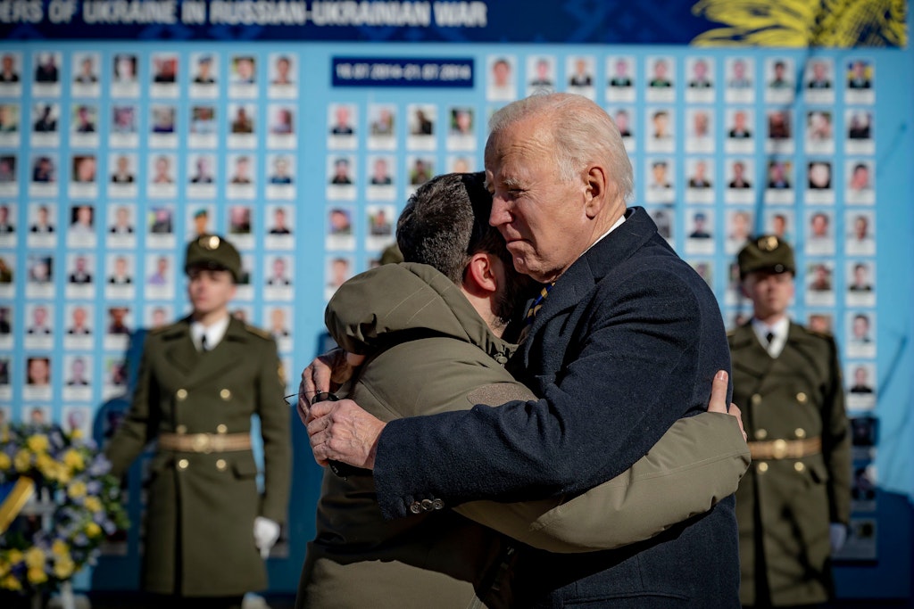 US-Präsident Joe Biden umarmt den ukrainischen Präsidenten Wolodymyr Selenskyj.