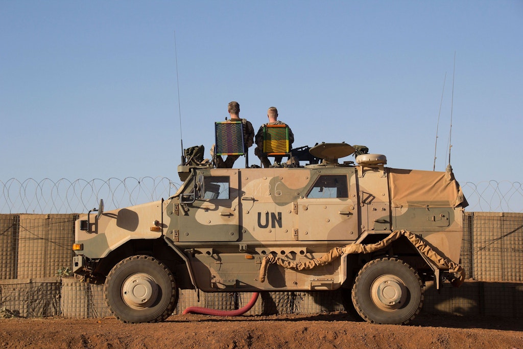 Bundeswehrsoldaten der UN-Mission Minusma benutzen ein Fahrzeug als Ausguck in Camp Castor bei Gao. (Archivfoto von 2016).