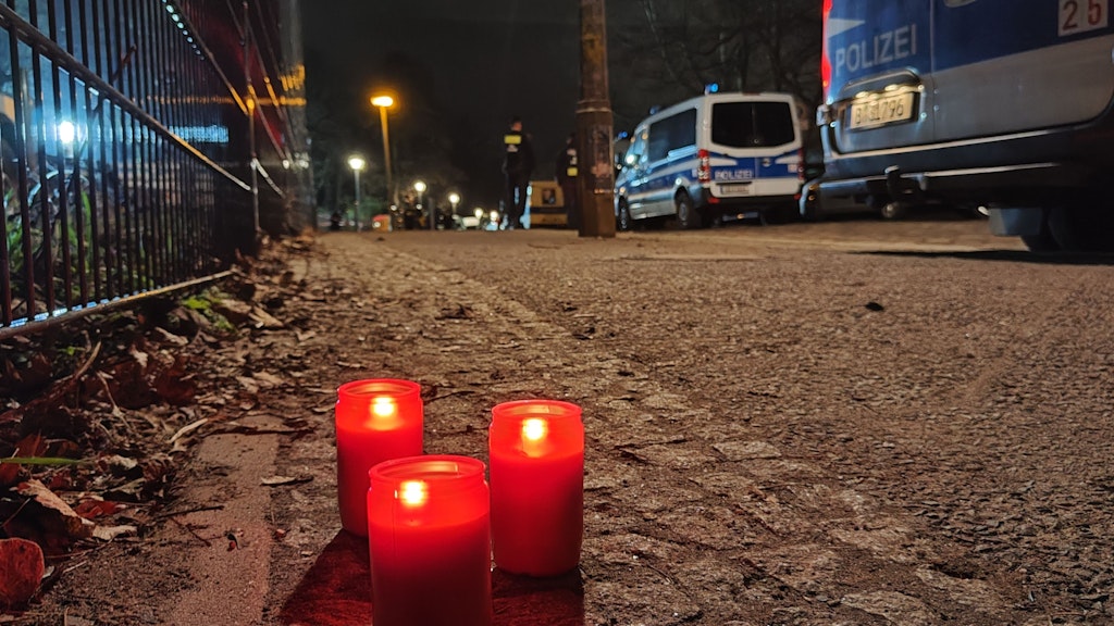 Am Rande des Bürgerparks in Berlin-Pankow stehen Kerzen. Zuvor war bekannt geworden, dass das seit dem Nachmittag vermisste kleine Mädchen tot ist. Ein 19-Jähriger wurde festgenommen. Die Ermittlungen führt eine Mordkommission. 