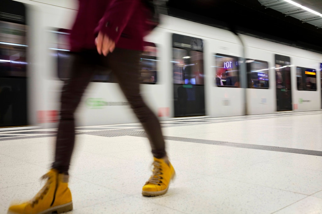 Eine S-Bahn hält an einem Bahnhof in Stuttgart. (Symolbild)