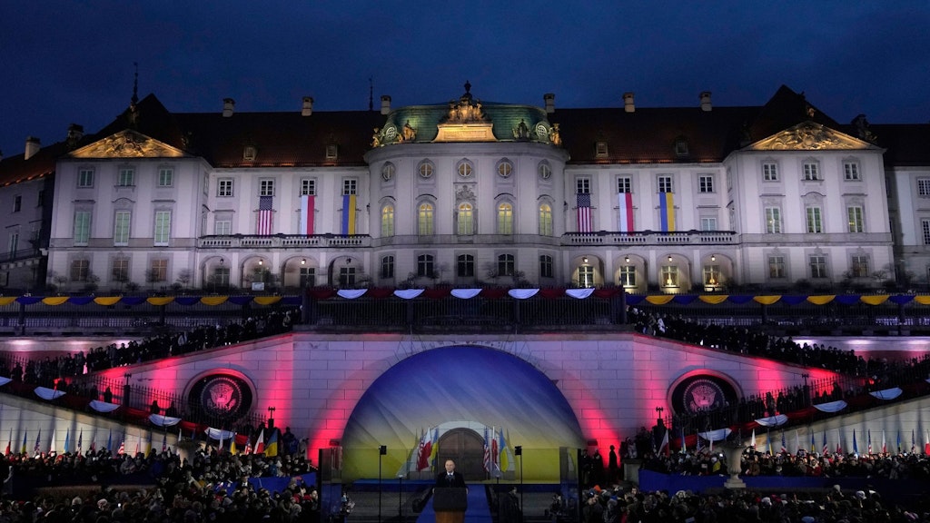 Auch der polnische Präsident Andrzej Duda sprach vor dem Warschauer Königsschloss.