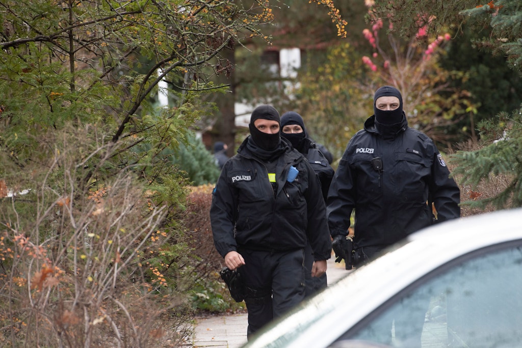 Polizisten bei einer früheren Razzia (Symbolbild).