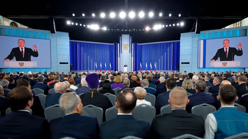 Wladimir Putin, einmal klein, zweimal groß: Der russische Präsident hielt seine Rede an die Nation in einem Moskauer Veranstaltungszentrum