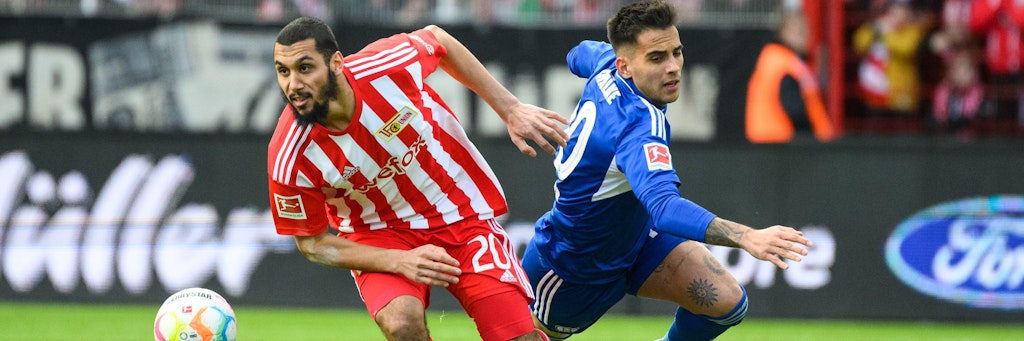 Immer volle Pulle! Aissa Laidouni vom 1. FC Union Berlin im Zweikampf mit Schalkes Rodrigo Zalazar (r.). 