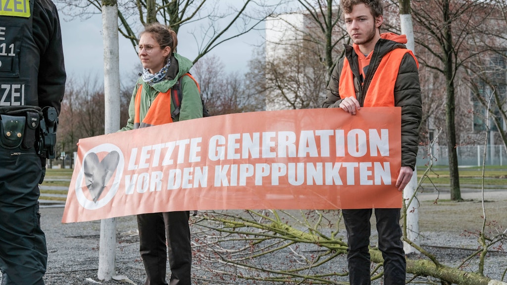 Letzte Generation fällte Baum am Kanzleramt.