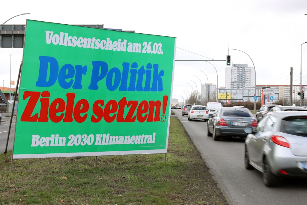 In der Stadt wird allerorten für die Volksabstimmung Berlin Klimaneutral 2030 geworben.