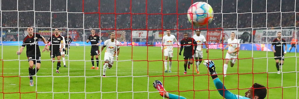 Drin ist die Kugel: Robin Knoche beschert dem 1. FC Union mit seinem Handelfmeter den 2:1-Erfolg bei RB Leipzig. 