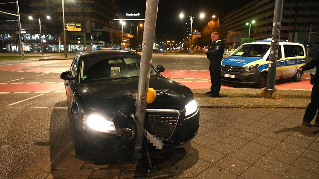 Ein Ampelmast stoppte den Wagen recht unsanft. 