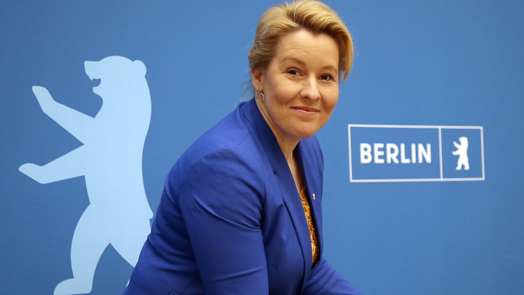 Die Regierende Bürgermeisterin Franziska Giffey (SPD) ist zufrieden, präsentiert bei der Pressekonferenz zum Gipfel über Jugendgewalt im Roten Rathaus ihren Platz ein 90 Millionen Euro teures Antigewalt-Programm.