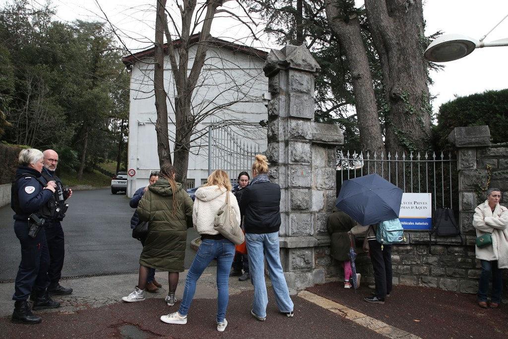 Der Eingang der Schule in Südfrankreich, wo eine Lehrerin von einem Schüler erstochen wurde.