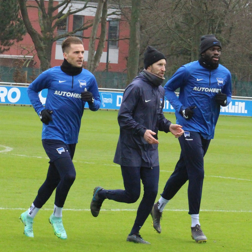 Wilfried Kanga mit Konditionstrainer Hendrik Vieth und Peter Pekarik (v.r.) bei einer Laufeinheit im Training von Hertha BSC.