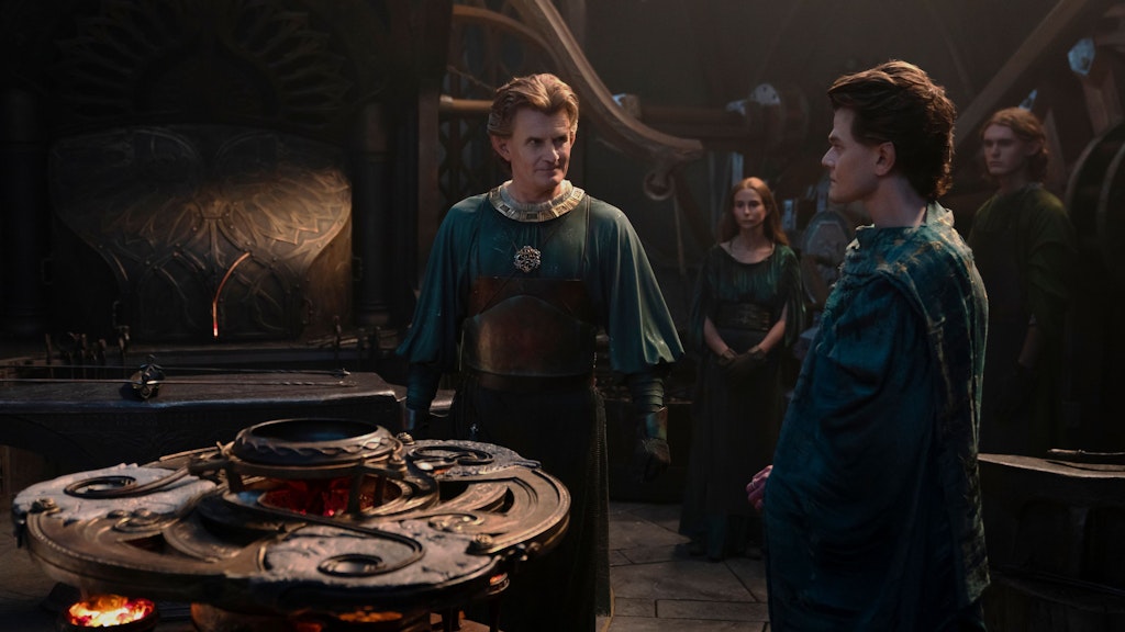Eine Szene aus „Die Ringe der Macht“: Elben-Schmied Celebrimbor (Charles Edwards) und der aus den „Herr der Ringe“-Filmen bekannte Elrond (Robert Aramayo).