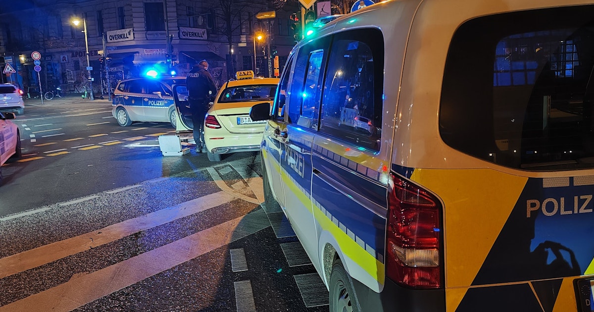 Räuber kapert komplettes Taxi – und fährt Rennen durch Berlin! Dann passiert DAS… Räuber kapert komplettes Taxi – und fährt Rennen durch Berlin! Dann passiert DAS…