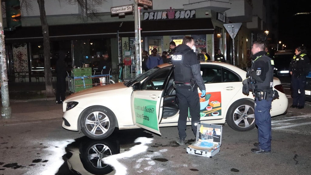 Eine große Ölspur zeugt vom Crash, der das geklaute Taxi und Kreuzberg außer Gefecht setzte.