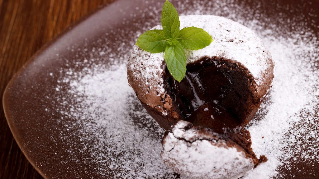 Ist das noch Schokokuchen oder schon der Dessert-Himmel? Ein Lava Cake mit flüssigem Kern ist auf jeden Fall ein Highlight zum Nachtisch.