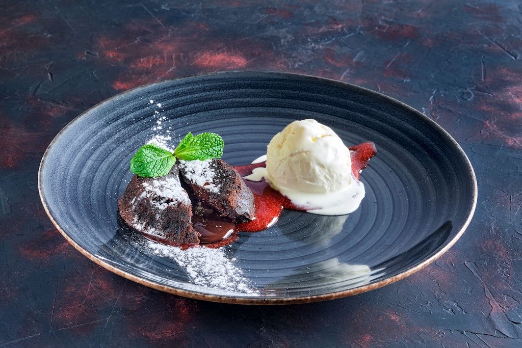 Das Rezept für Lava Cake mit flüssigem Schokoladenkern ist super einfach und gelingt garantiert.