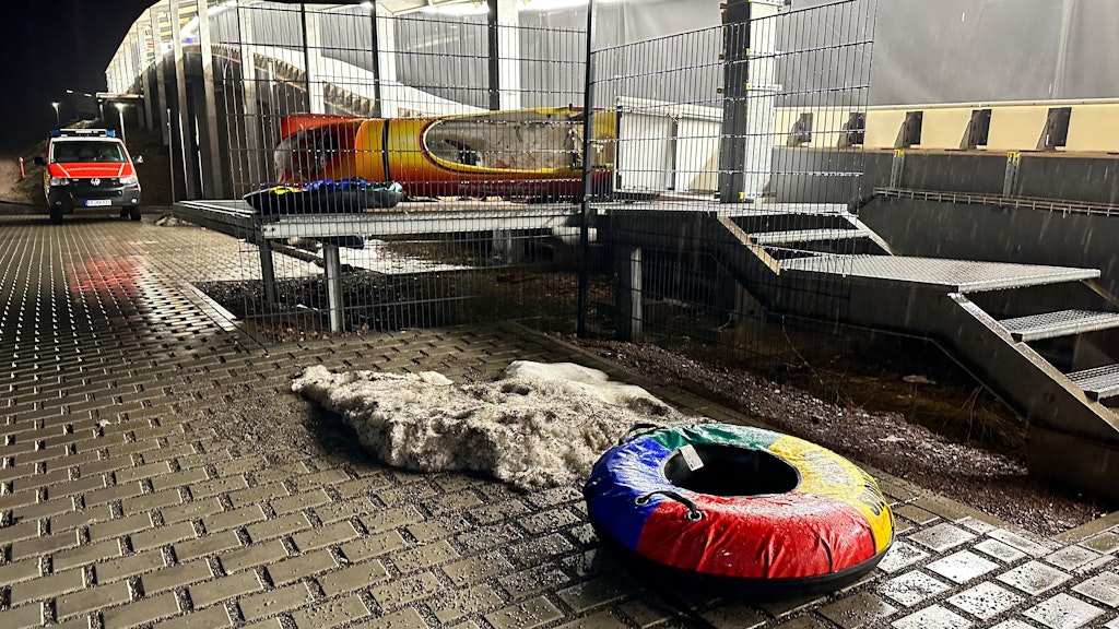 Schlauchringe und ein Bob liegen am Ausgang der Bobbahn in Oberhof.
