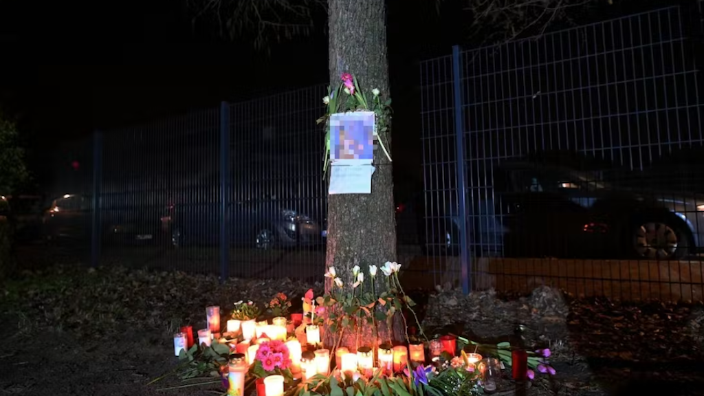 Menschen haben am Mittwochabend Grablichter und Blumen im Pankower Bürgerpark abgelegt. Am Dienstagabend wurde die fünfjährige Anissa erstochen.