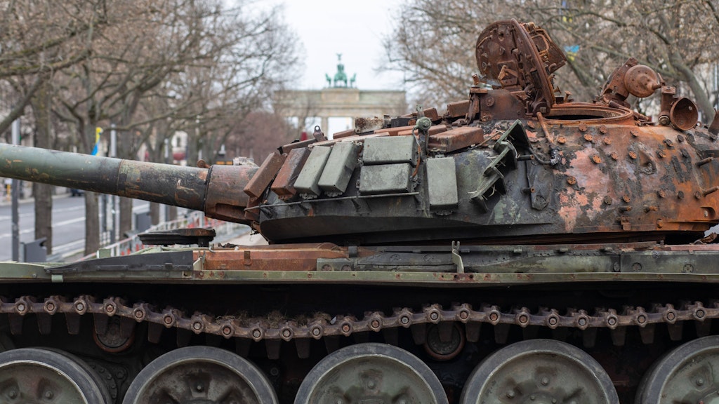Aktivisten haben mit einem Sattelauflieger, das Wrack eines russischen Panzers vom Typ T-72 am frühen Freitagmorgen am Boulevard Unter den Linden - vor der Botschaft Russlands abgestellt. 