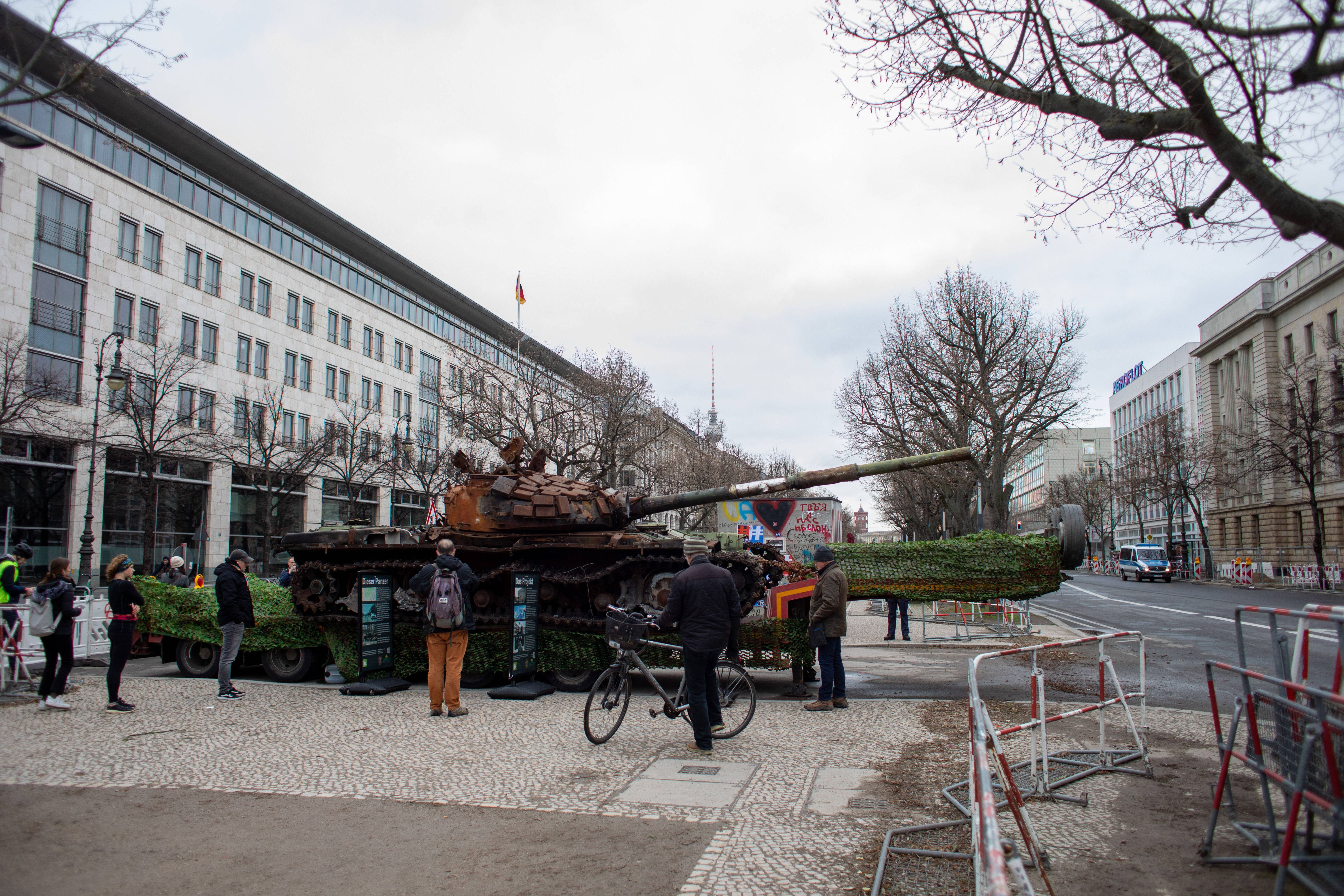 Russen-Schrott-Panzer Steht Ab Heute Vor Der Russischen Botschaft Unter ...