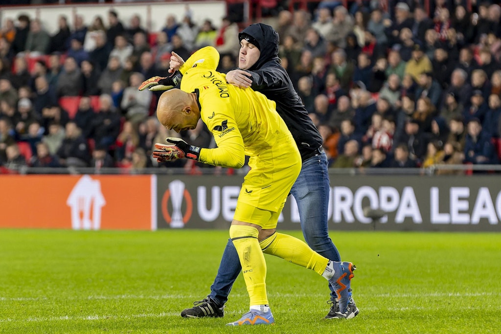 Unglaubliche Attacke! Ein Holland-Hooligan schlägt beim Spiel der PSV Eindhoven Torwart Marko Dmitrovic vom FC Sevilla ins Gesicht.