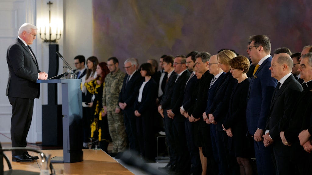 Bundespräsident Frank-Walter Steinmeier bei einem Gedenkakt im Schloss Bellevue. Unter den Anwesenden Bundeskanzler Olaf Scholz und der ukrainische Botschafter in Berlin. 