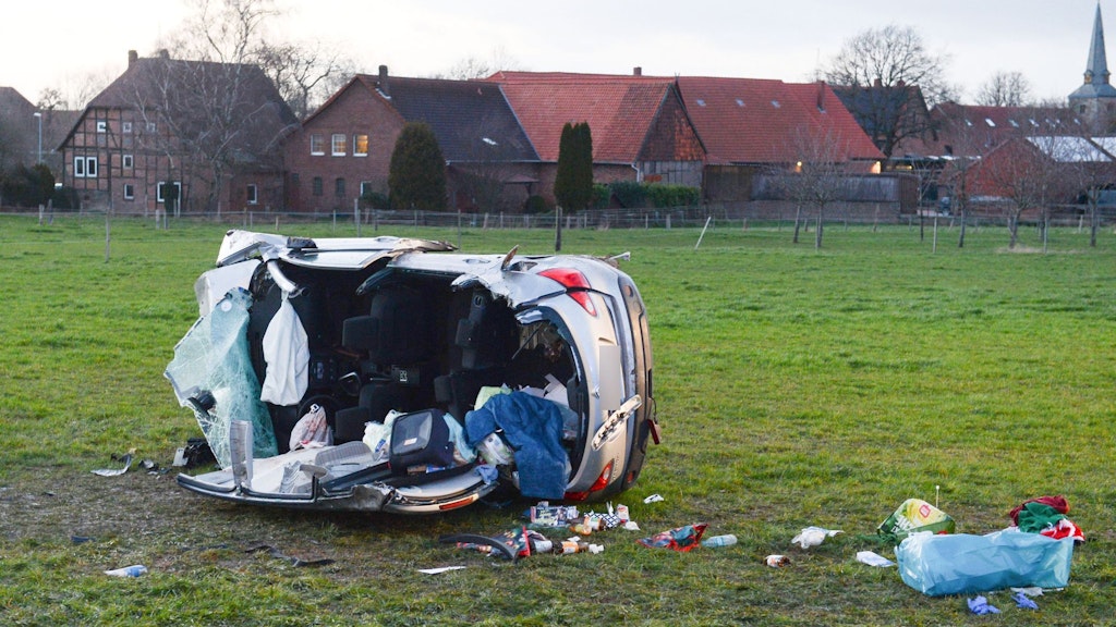 Bei einem Frontalzusammenstoß zweier Autos bei Barsinghausen sind zwei Kinder ums Leben gekommen.