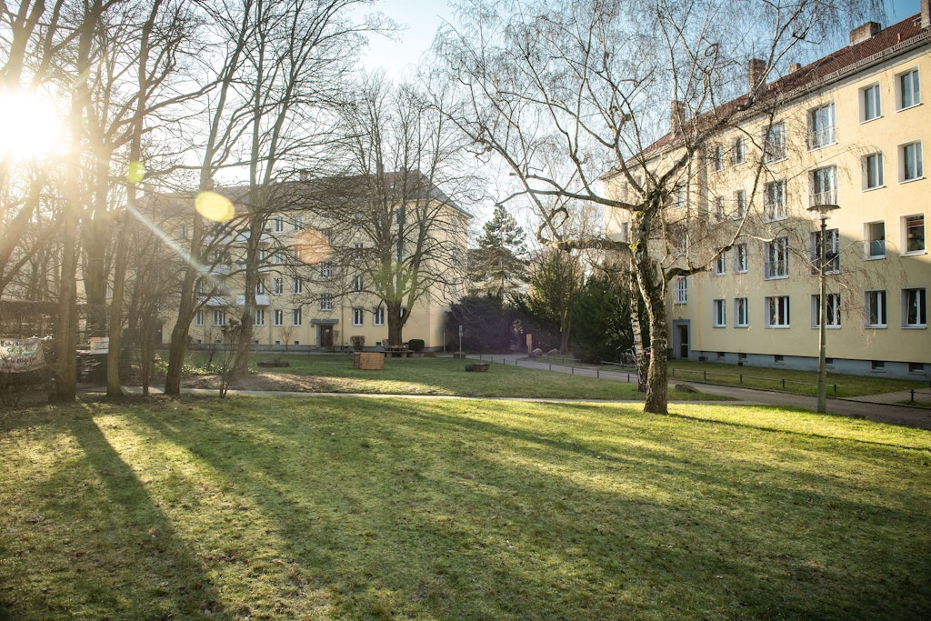 Dieser und ein weiterer Innenhof soll mit einer fünfstöckigen Flüchtlingsunterkunft bebaut werden. 