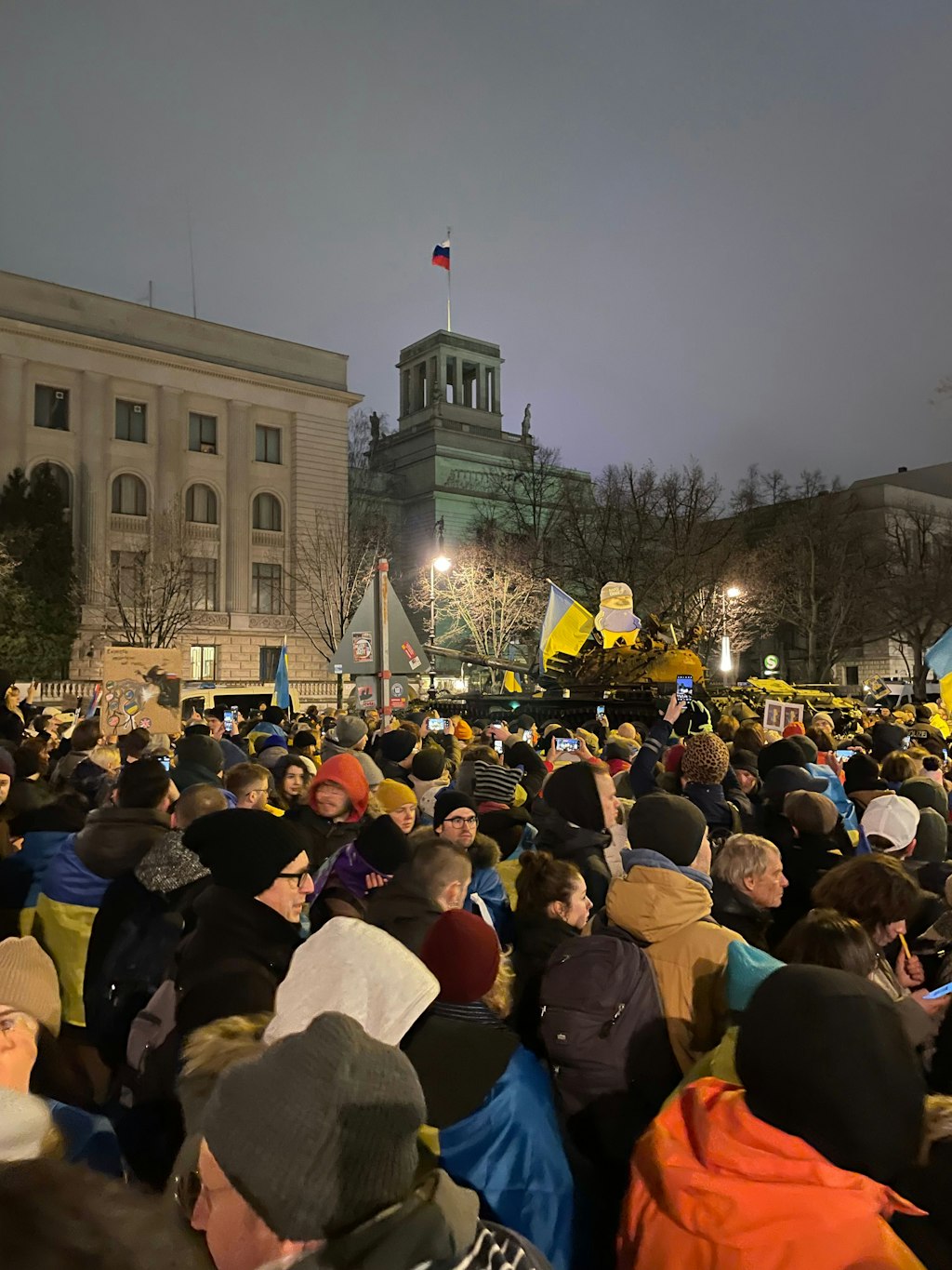Demo gegen die Ukraine-Invasion am Freitag in Berlin: Vor der russischen Botschaft ist ein zerstörter Panzer der russischen Streitkräfte installiert, aus dem Rauch in den Farben der Ukraine entweicht.