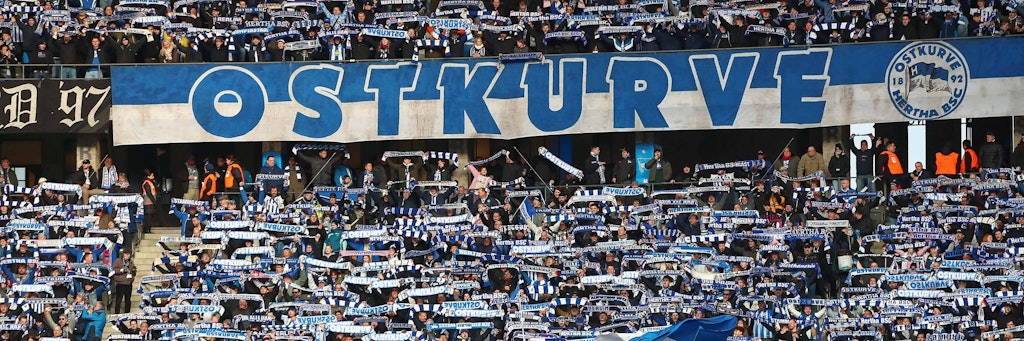Die Fans von Hertha BSC drücken ihrem Team die Daumen, dass es endlich gegen den FC Augsburg mit dem vierten Heimsieg der Saison klappt.