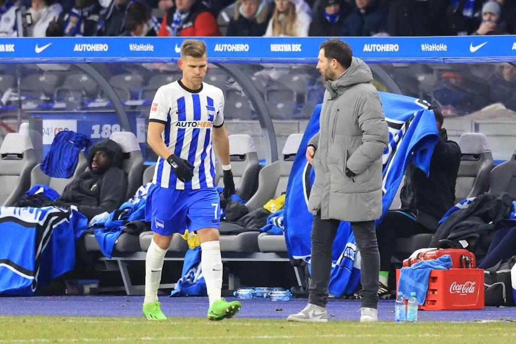 Stürmer Florian Niederlechner wurde von Trainer Sandro Schwarz beim 2:0 gegen FC Augsburg eingesetzt. Jetzt muss Hertha BSC 300.000 Euro zahlen.