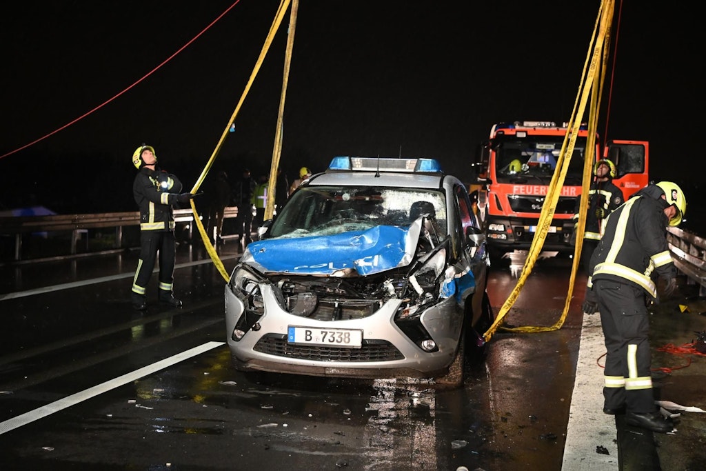 Die Front des Einsatzwagens der Berliner Polizei geriet bei der Verfolgungsjagd unter das Wohnmobil.