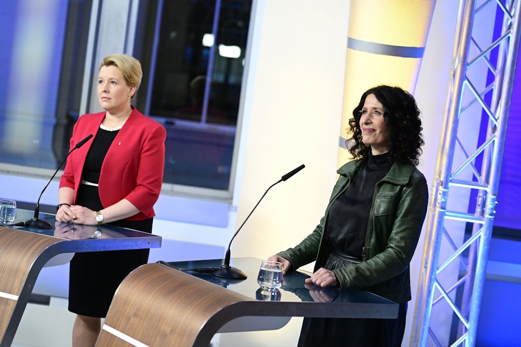 Die Spitzenkandidatinnen von SPD und Grünen, Franziska Giffey (l) und Bettina Jarasch stehen im RBB-Studio. (Archivfoto). 