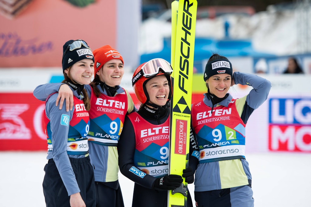 Die deutschen Skisprung-Weltmeisterinnen im Team jubeln im slowenischen Planica: Anna Rupprecht, Selina Freitag, Katharina Althaus und Luisa Görlich. 