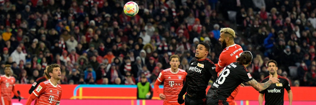 Eric Maxim Choupo-Moting bringt Thomas Müller zum Staunen und köpft den FC Bayern gegen den 1. FC Union zum 1:0.