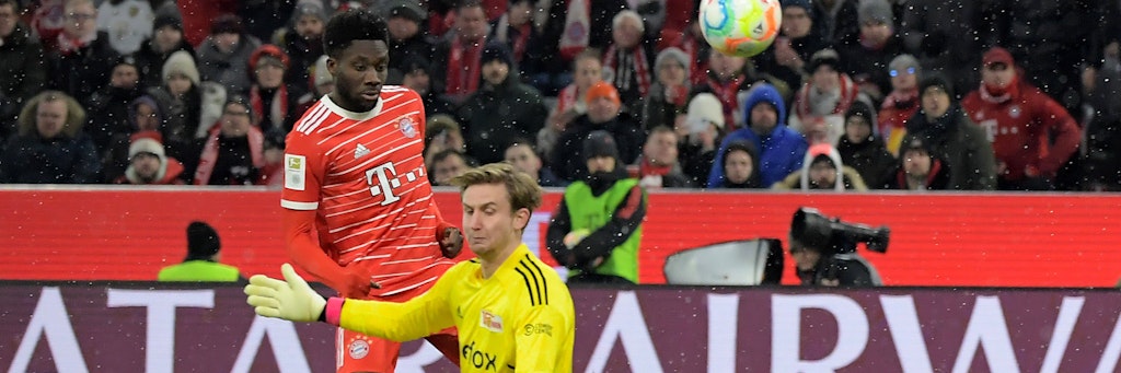 Und wieder nicht drin: Frederik Rönnow, Nummer 1 beim 1. FC Union, entnervt Alphonse Davies vom FC Bayern München.
