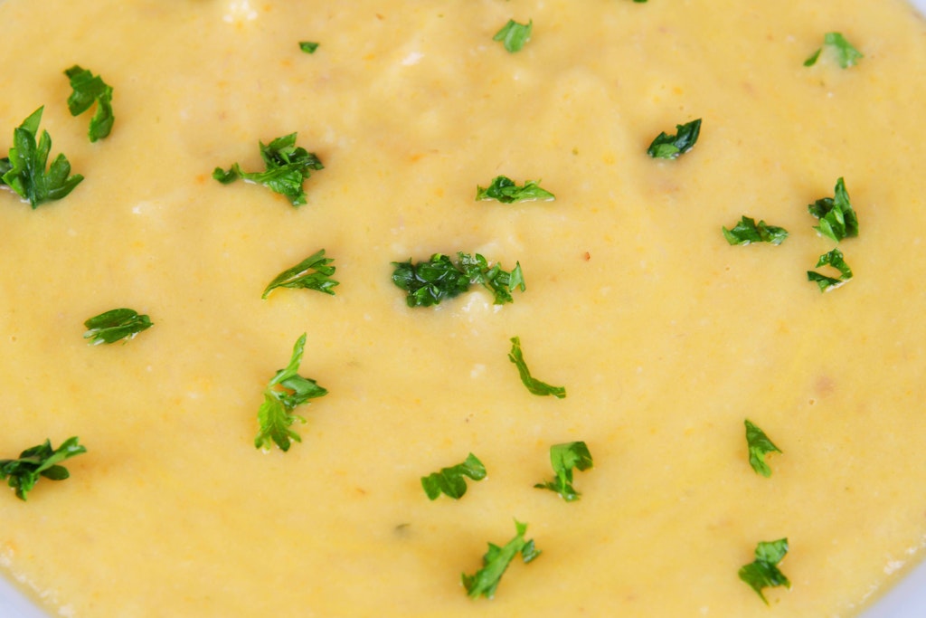 Vor dem Servieren noch frische Petersilie über die Portion streuen, so wird die Kartoffelsuppe unwiderstehlich.